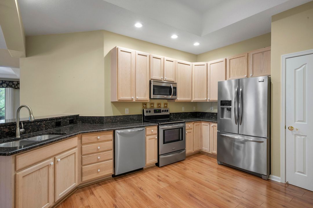 Activo con contrato: $435,000 (3 camas, 2 baños, 1718 Pies cuadrados)