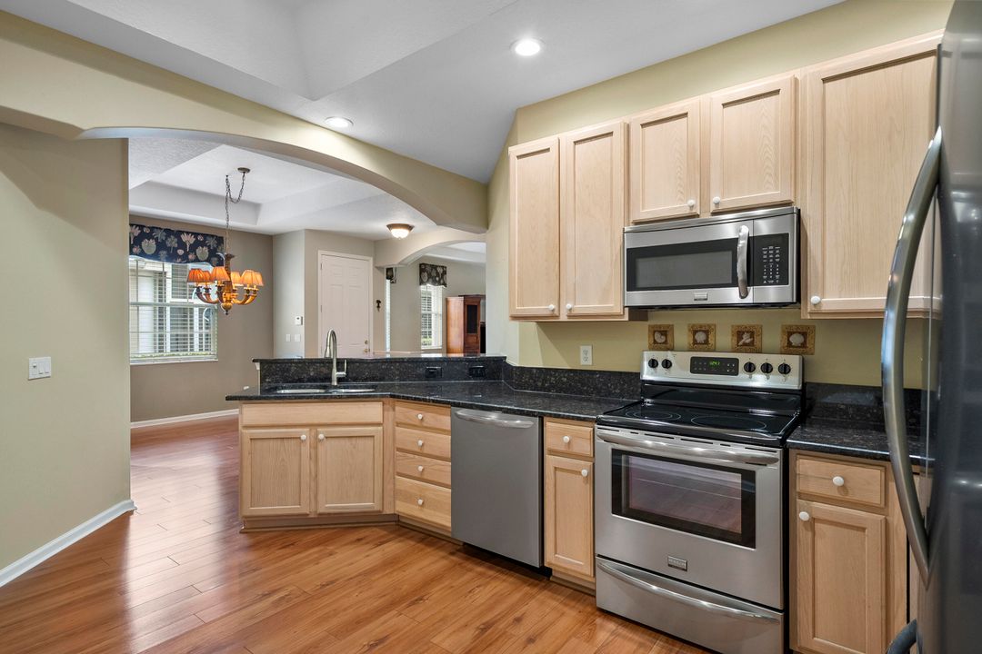 Activo con contrato: $435,000 (3 camas, 2 baños, 1718 Pies cuadrados)