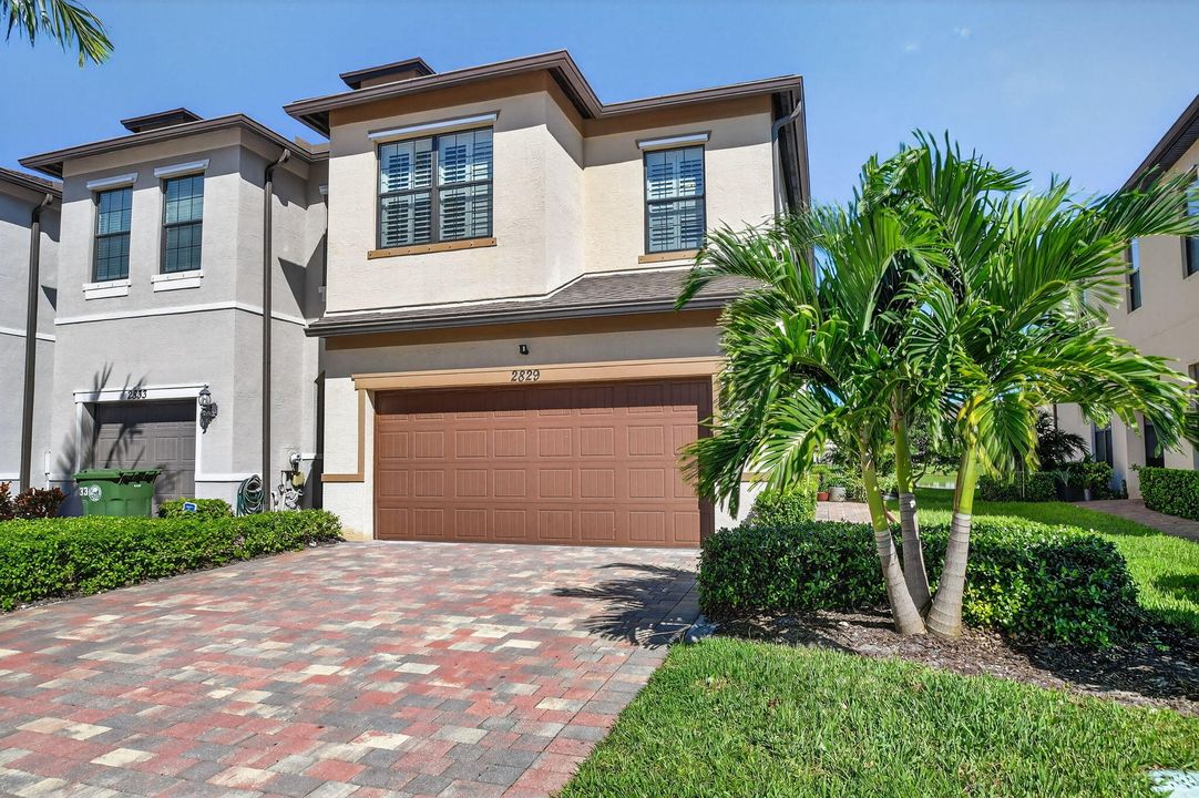 合同活跃: $3,100 (3 贝兹, 2 浴室, 1691 平方英尺)