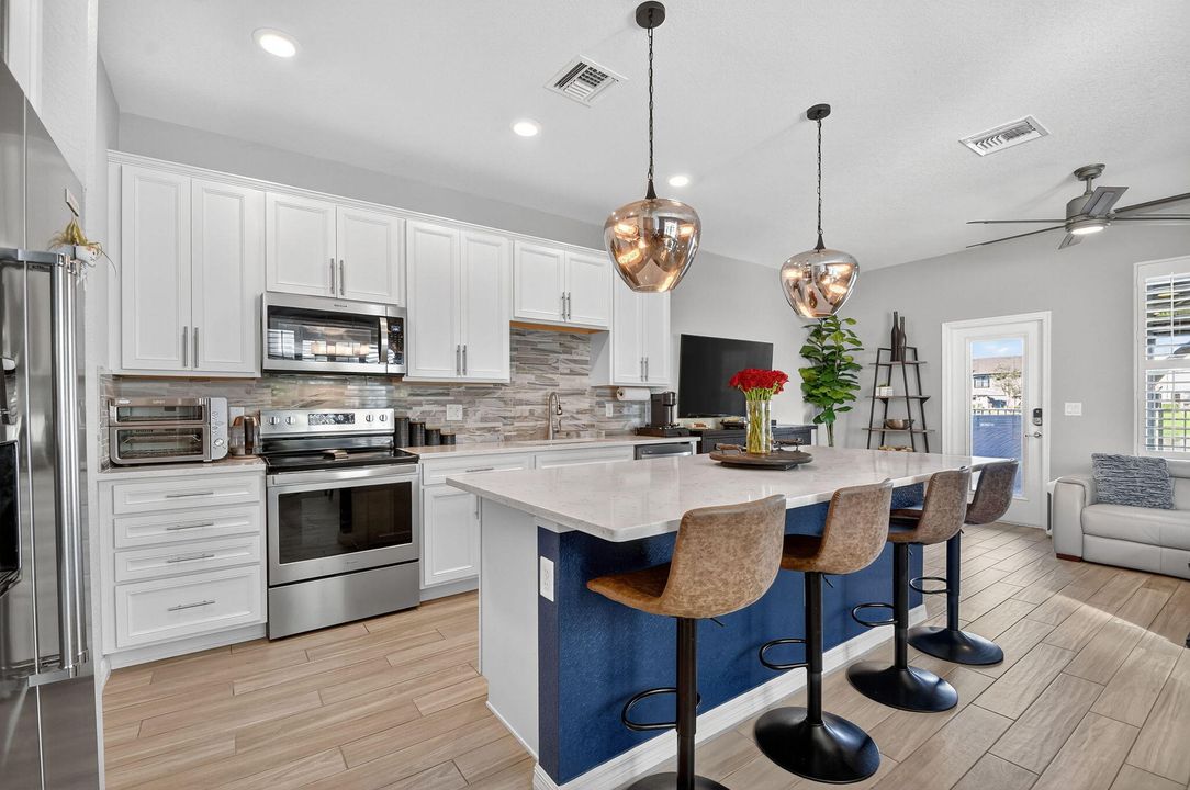 合同活跃: $3,100 (3 贝兹, 2 浴室, 1691 平方英尺)