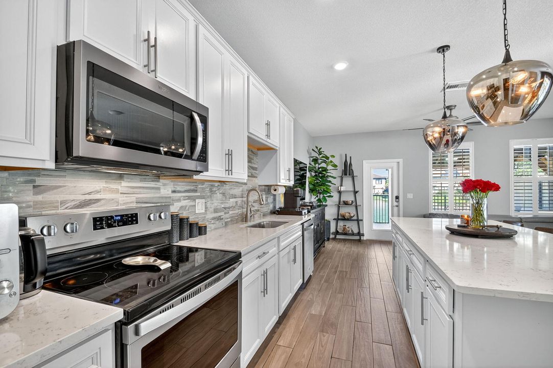 合同活跃: $3,100 (3 贝兹, 2 浴室, 1691 平方英尺)