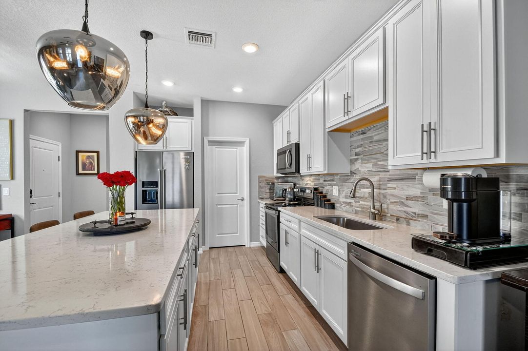 合同活跃: $3,100 (3 贝兹, 2 浴室, 1691 平方英尺)