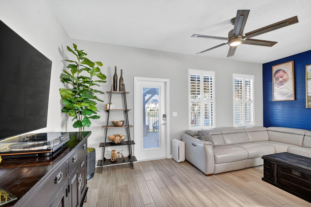 合同活跃: $3,100 (3 贝兹, 2 浴室, 1691 平方英尺)