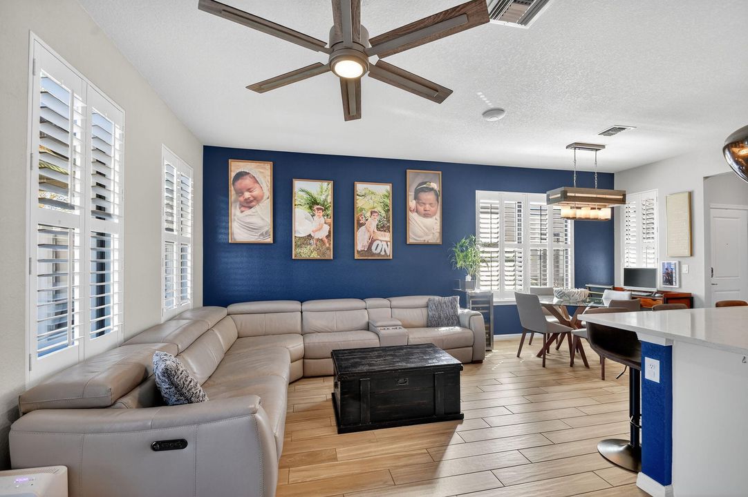 合同活跃: $3,100 (3 贝兹, 2 浴室, 1691 平方英尺)