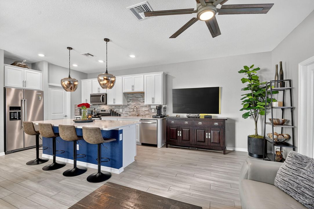 合同活跃: $3,100 (3 贝兹, 2 浴室, 1691 平方英尺)