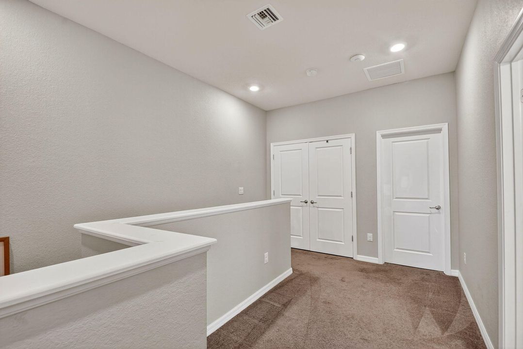 合同活跃: $3,100 (3 贝兹, 2 浴室, 1691 平方英尺)