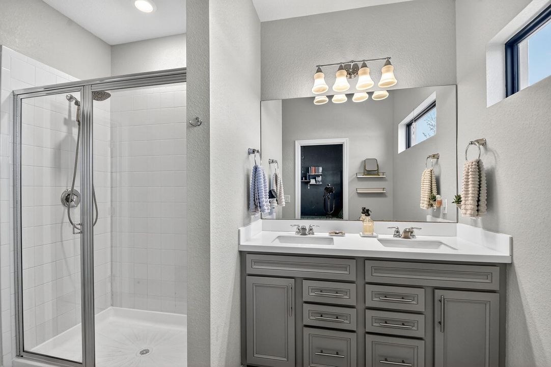 合同活跃: $3,100 (3 贝兹, 2 浴室, 1691 平方英尺)