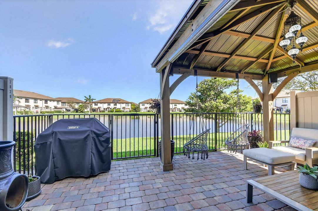 合同活跃: $3,100 (3 贝兹, 2 浴室, 1691 平方英尺)