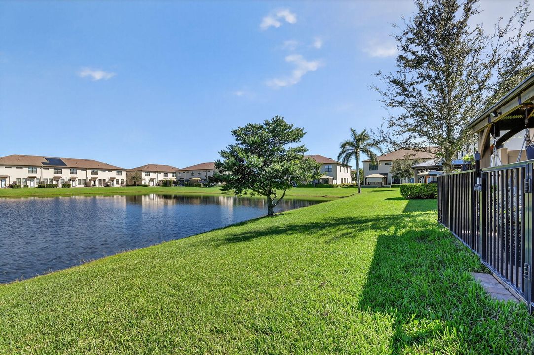 合同活跃: $3,100 (3 贝兹, 2 浴室, 1691 平方英尺)