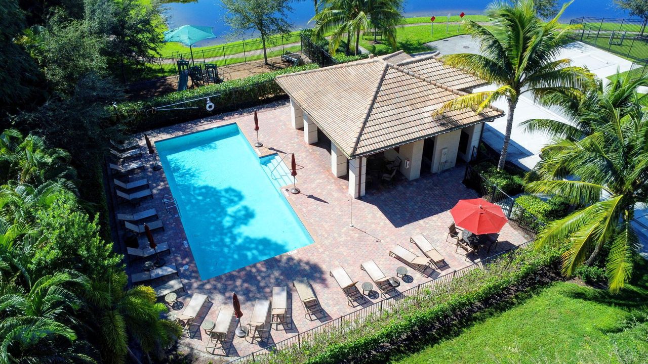 合同活跃: $3,100 (3 贝兹, 2 浴室, 1691 平方英尺)