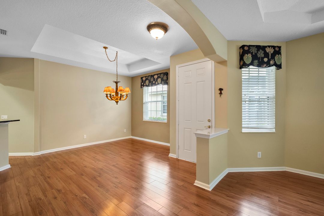 Activo con contrato: $435,000 (3 camas, 2 baños, 1718 Pies cuadrados)