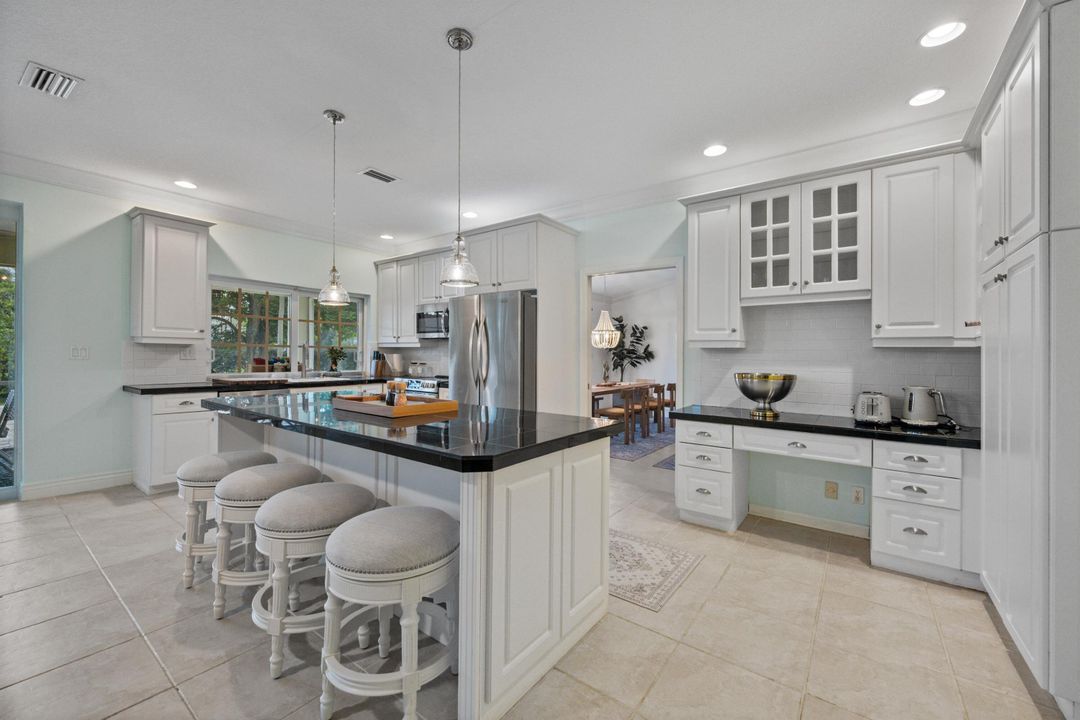 出租: $10,000 (3 贝兹, 2 浴室, 2376 平方英尺)