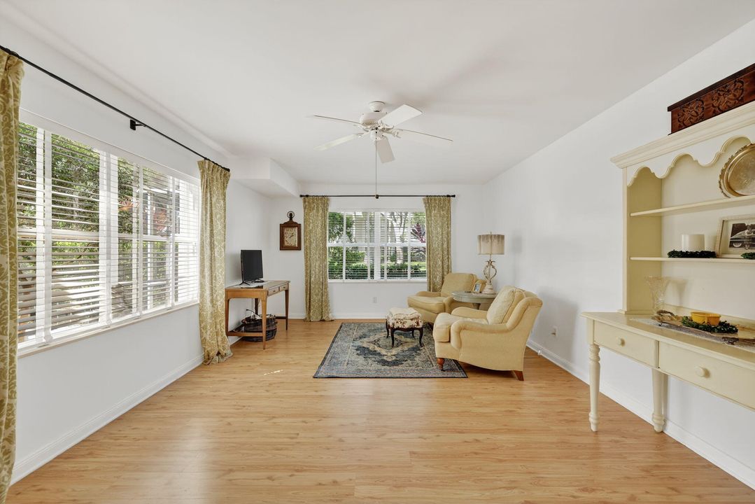 На продажу: $285,000 (2 спален, 2 ванн, 1374 Квадратных фут)