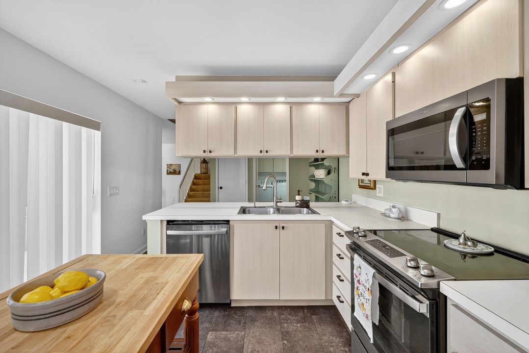 На продажу: $285,000 (2 спален, 2 ванн, 1374 Квадратных фут)