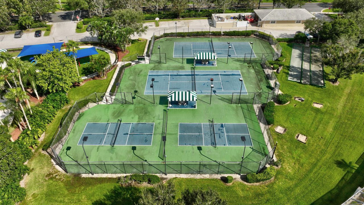 На продажу: $285,000 (2 спален, 2 ванн, 1374 Квадратных фут)