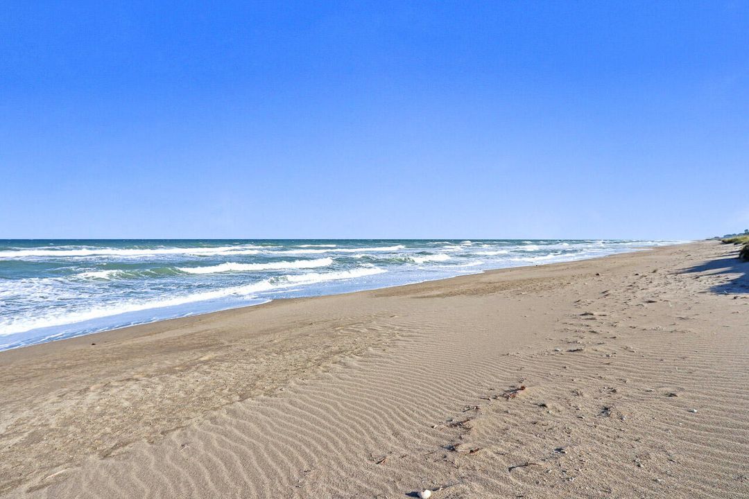 For Rent: $4,200 (2 beds, 1 baths, 925 Square Feet)