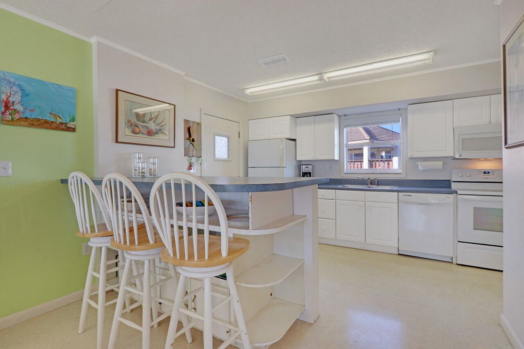 For Rent: $4,200 (2 beds, 1 baths, 925 Square Feet)