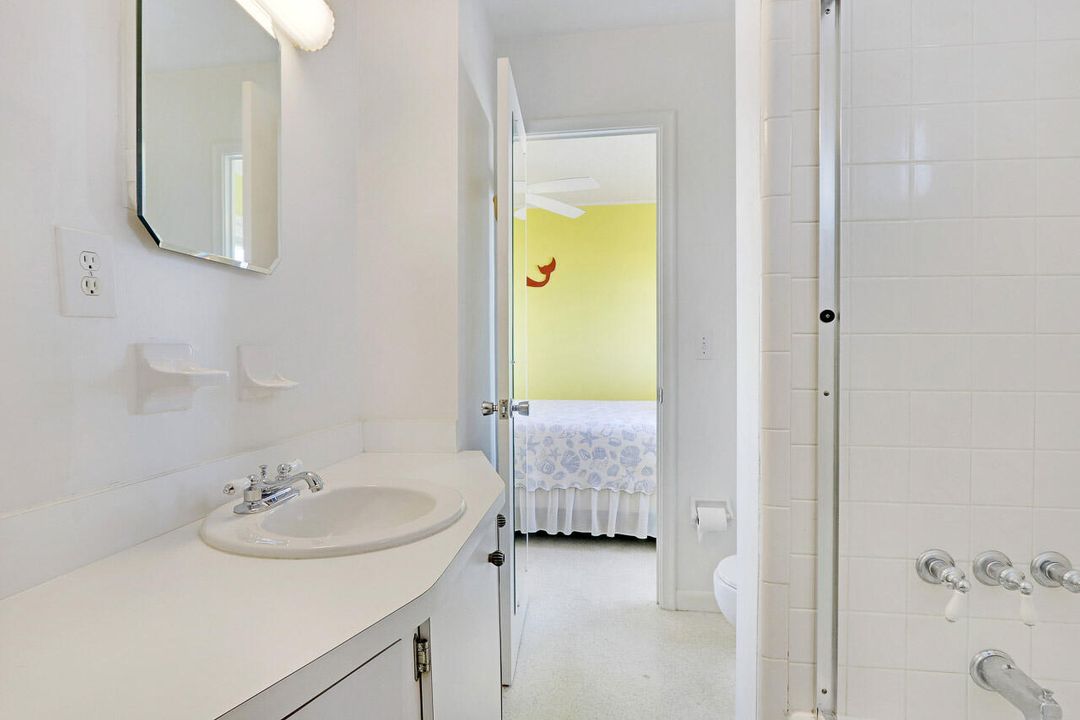 For Rent: $4,200 (2 beds, 1 baths, 925 Square Feet)