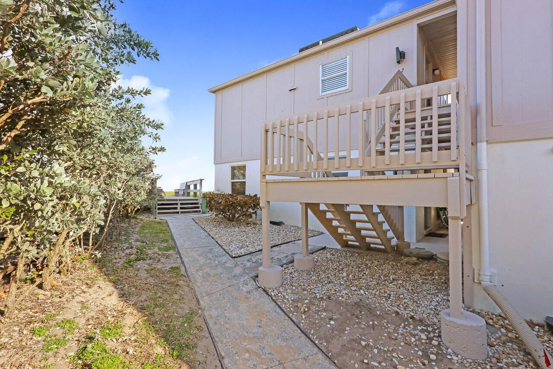 For Rent: $4,200 (2 beds, 1 baths, 925 Square Feet)