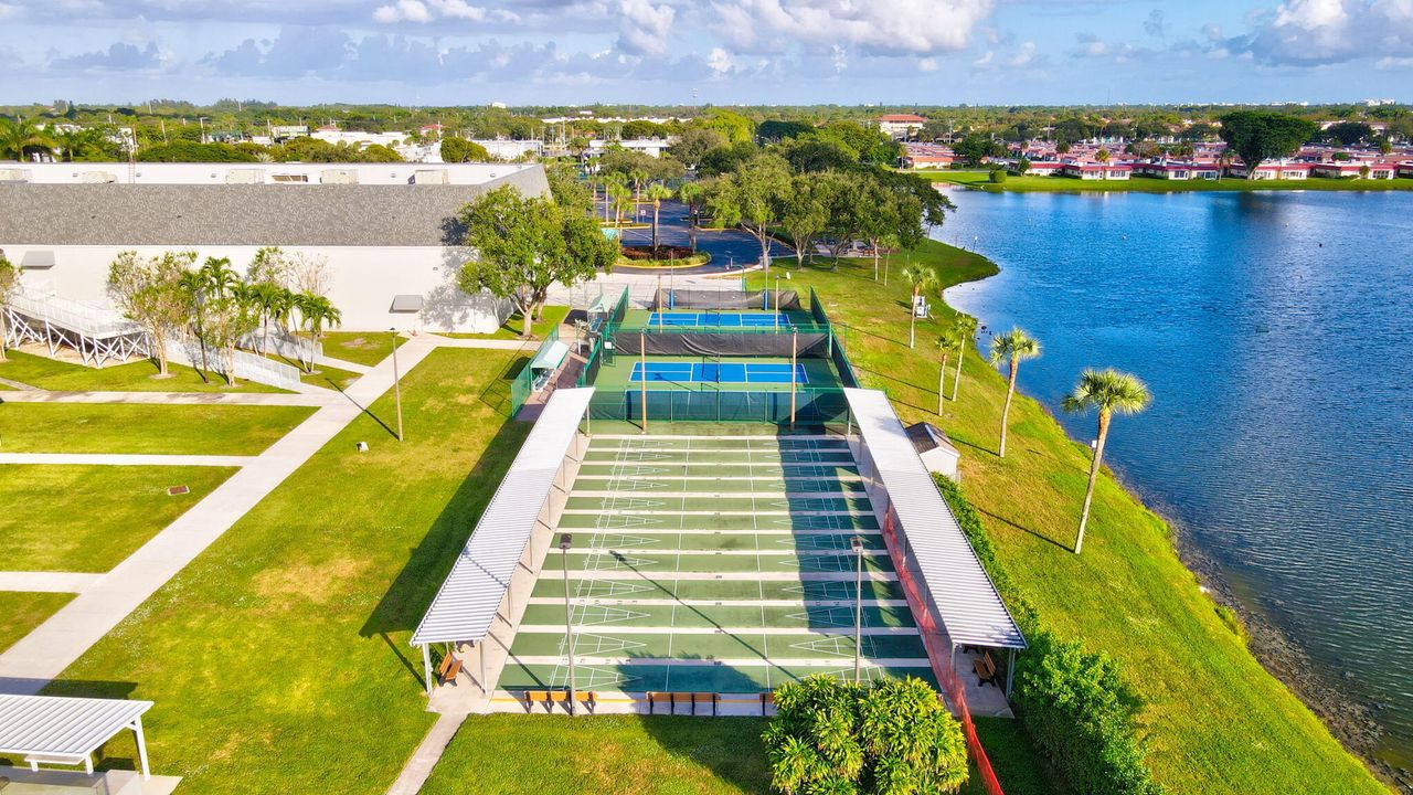 待售: $89,500 (2 贝兹, 2 浴室, 880 平方英尺)