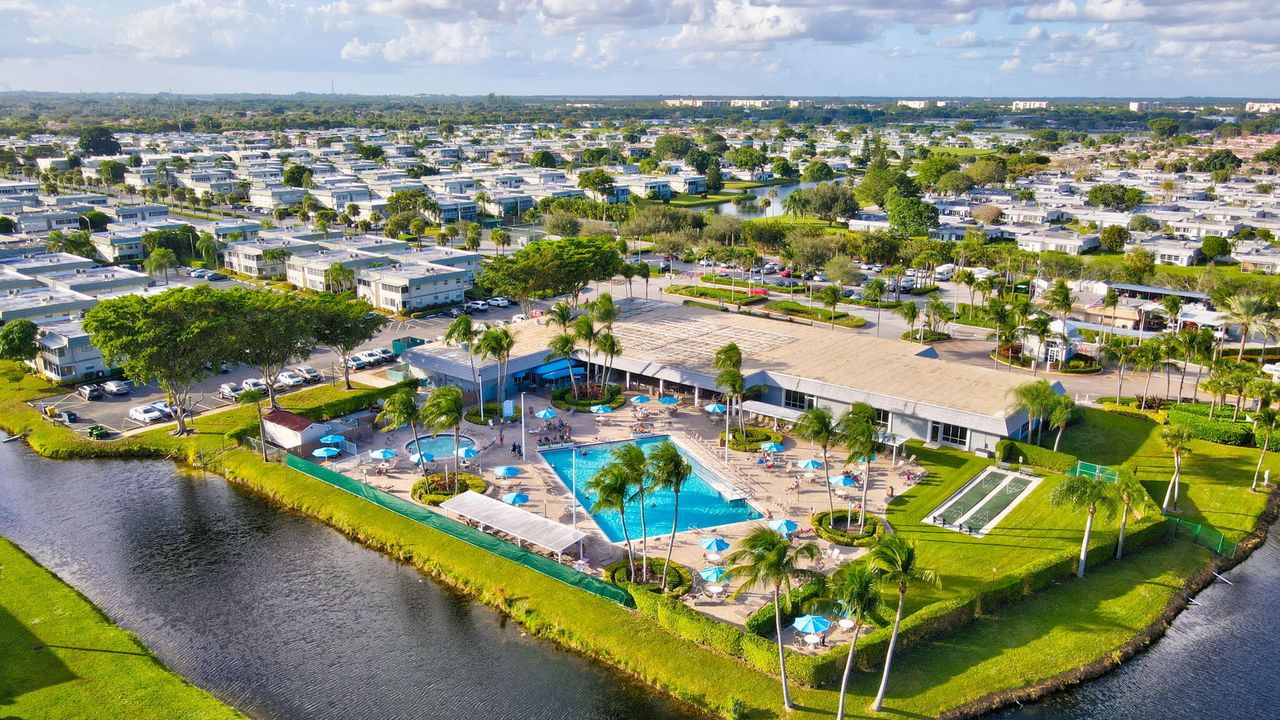 待售: $89,500 (2 贝兹, 2 浴室, 880 平方英尺)