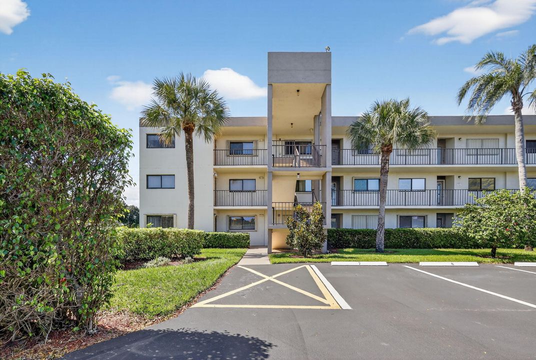 合同活跃: $239,900 (2 贝兹, 2 浴室, 1400 平方英尺)