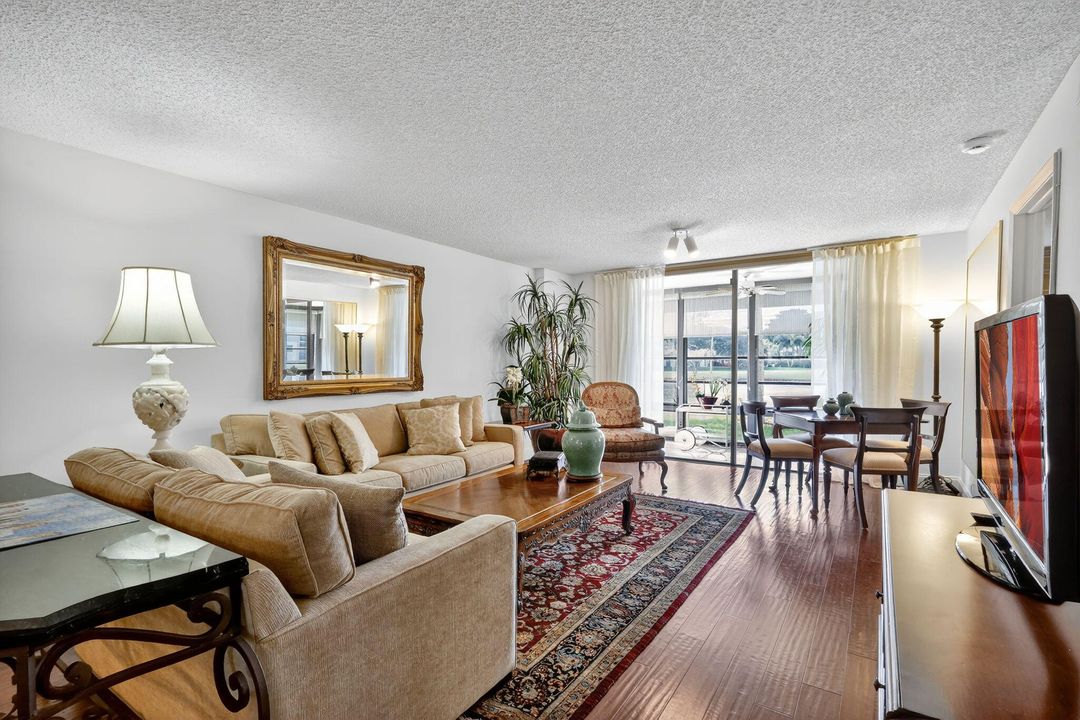 合同活跃: $239,900 (2 贝兹, 2 浴室, 1400 平方英尺)