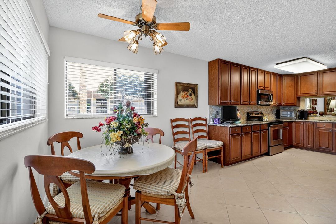 合同活跃: $239,900 (2 贝兹, 2 浴室, 1400 平方英尺)