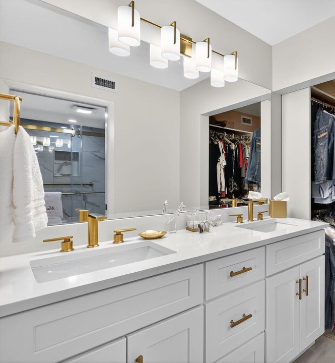 合同活跃: $239,900 (2 贝兹, 2 浴室, 1400 平方英尺)