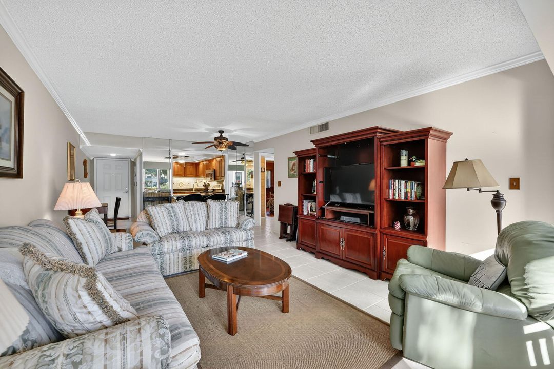 Под контрактом: $329,000 (2 спален, 2 ванн, 1154 Квадратных фут)