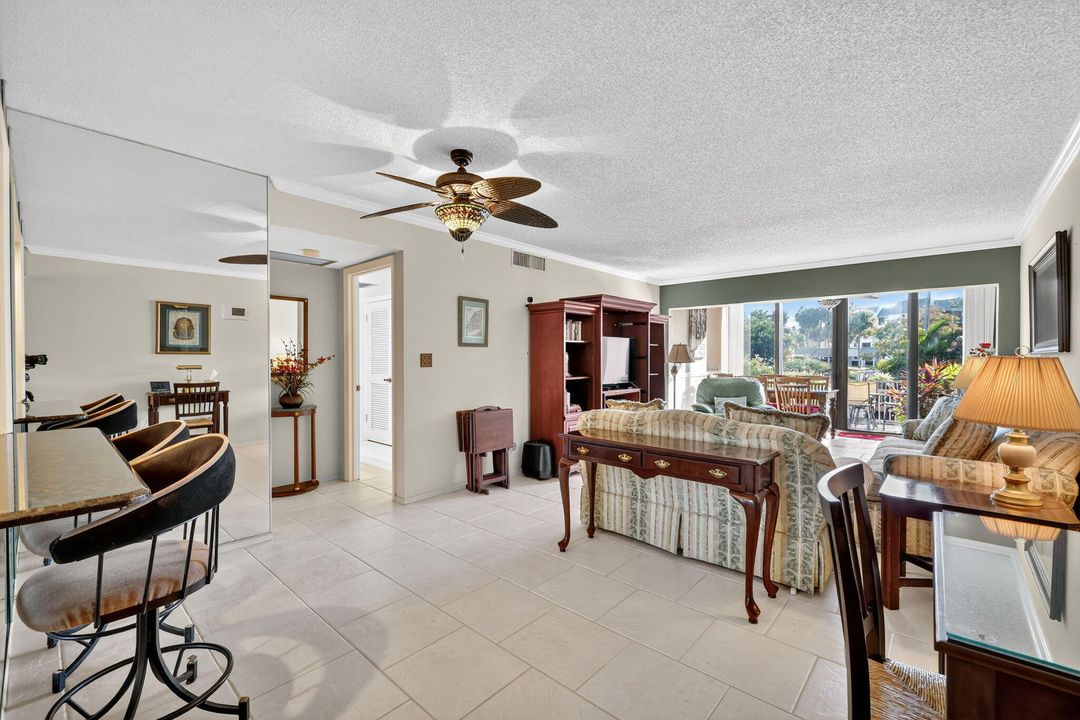 Под контрактом: $329,000 (2 спален, 2 ванн, 1154 Квадратных фут)