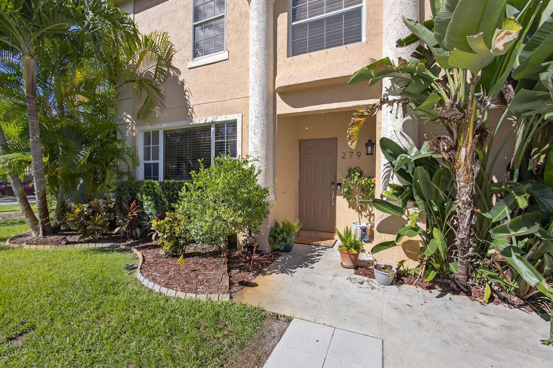 Activo con contrato: $449,500 (3 camas, 2 baños, 1427 Pies cuadrados)