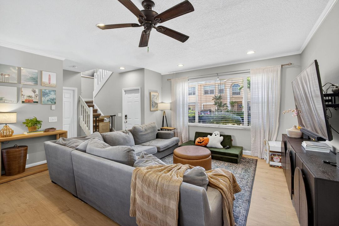 Activo con contrato: $449,500 (3 camas, 2 baños, 1427 Pies cuadrados)