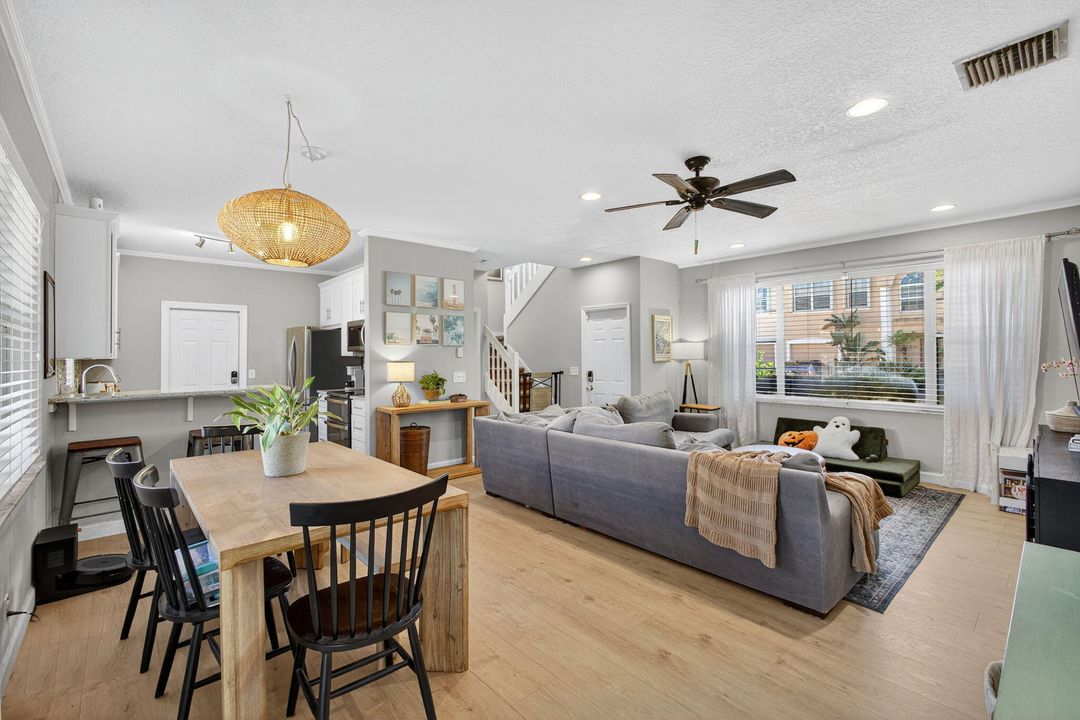 Activo con contrato: $449,500 (3 camas, 2 baños, 1427 Pies cuadrados)