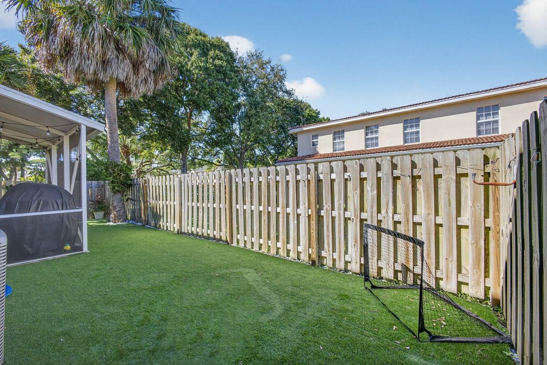 Activo con contrato: $449,500 (3 camas, 2 baños, 1427 Pies cuadrados)