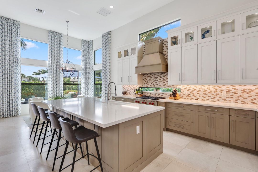 For Sale: $3,295,000 (5 beds, 5 baths, 4698 Square Feet)