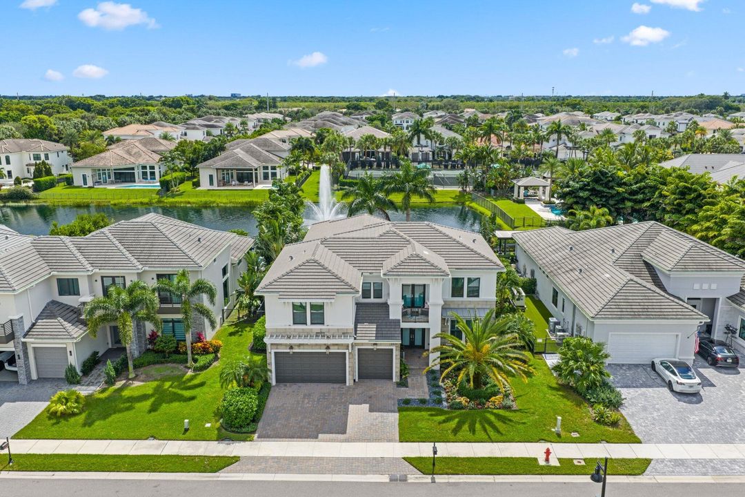 For Sale: $3,295,000 (5 beds, 5 baths, 4698 Square Feet)