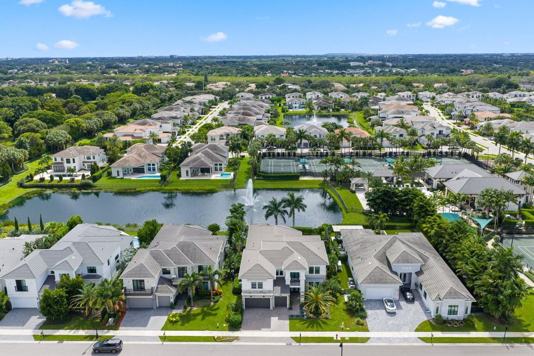 For Sale: $3,295,000 (5 beds, 5 baths, 4698 Square Feet)