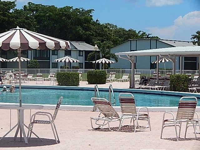 合同活跃: $239,900 (2 贝兹, 2 浴室, 1400 平方英尺)