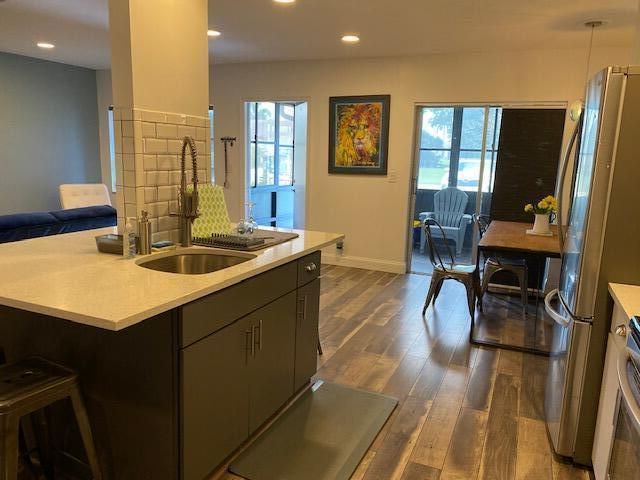 合同活跃: $2,250 (2 贝兹, 2 浴室, 1200 平方英尺)