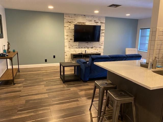 合同活跃: $2,250 (2 贝兹, 2 浴室, 1200 平方英尺)