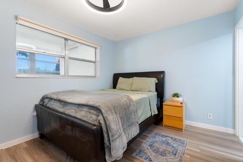 合同活跃: $1,750 (2 贝兹, 2 浴室, 913 平方英尺)