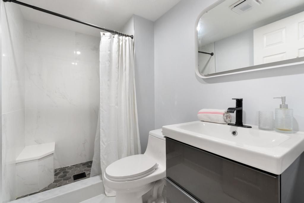 合同活跃: $1,750 (2 贝兹, 2 浴室, 913 平方英尺)