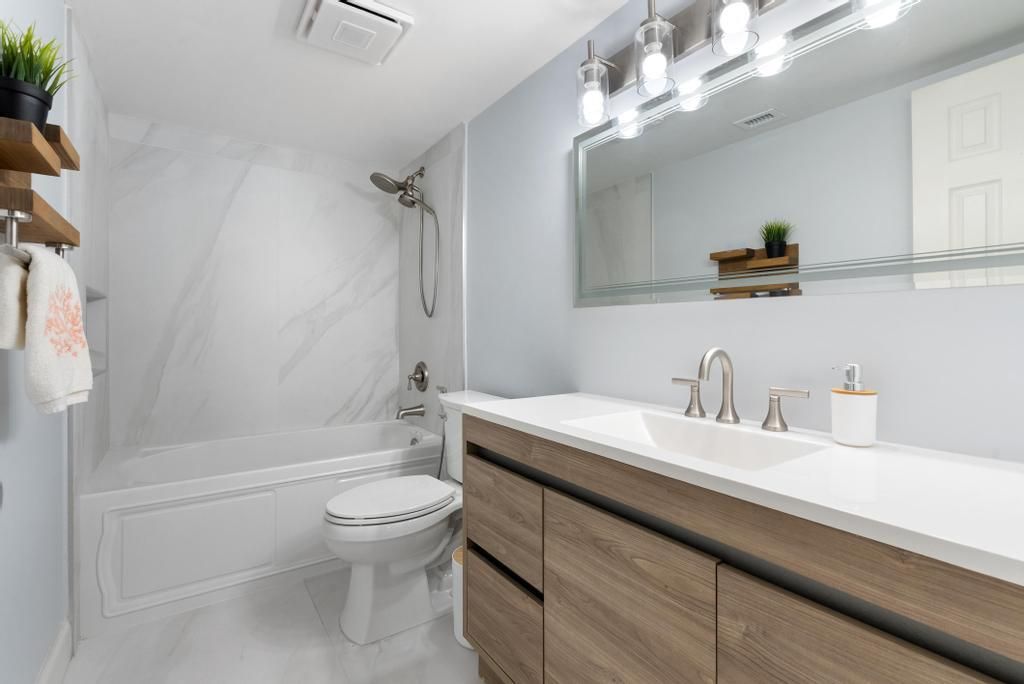 合同活跃: $1,750 (2 贝兹, 2 浴室, 913 平方英尺)