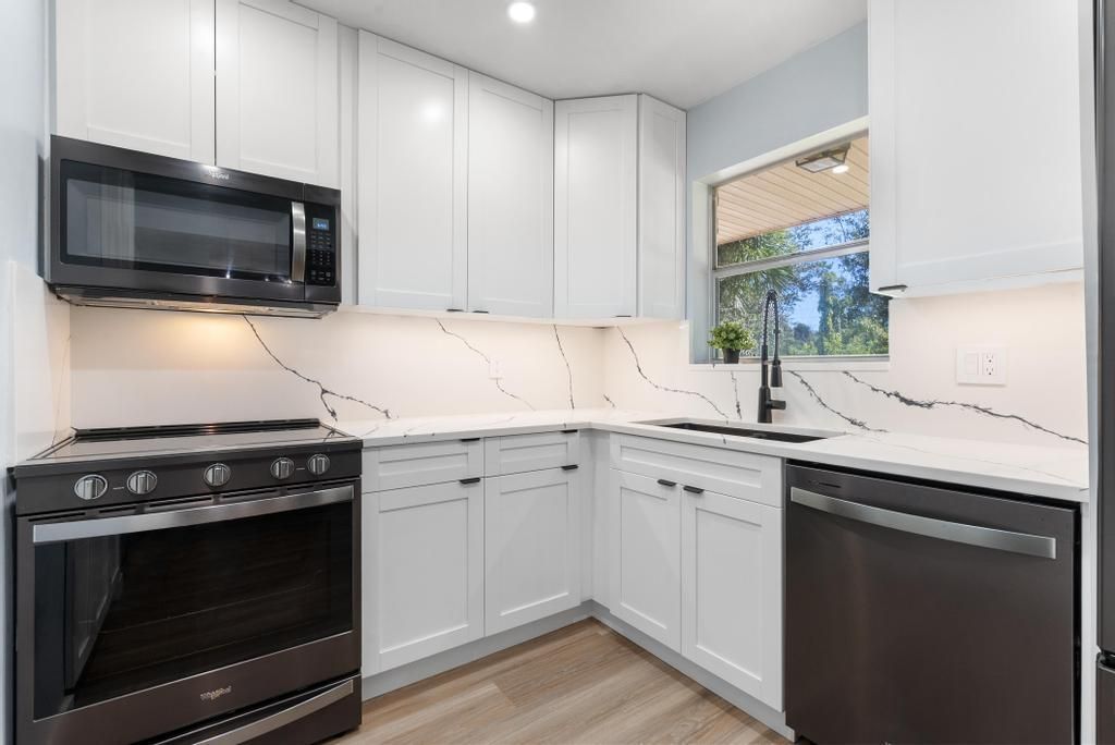 合同活跃: $1,750 (2 贝兹, 2 浴室, 913 平方英尺)