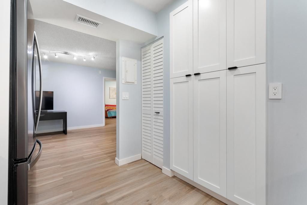 合同活跃: $1,750 (2 贝兹, 2 浴室, 913 平方英尺)