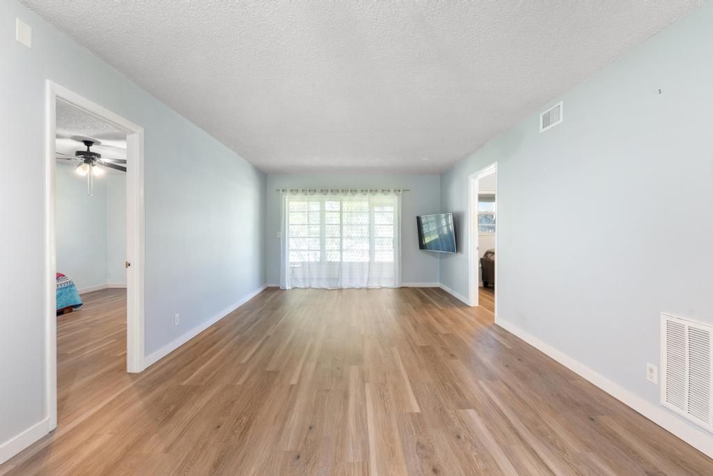 合同活跃: $1,750 (2 贝兹, 2 浴室, 913 平方英尺)