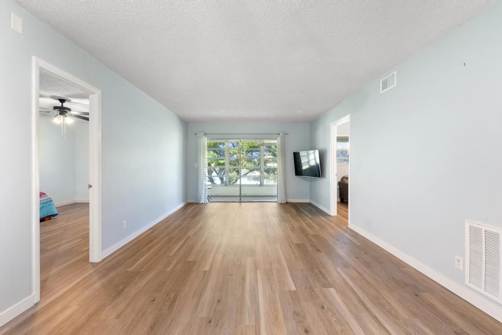 合同活跃: $1,750 (2 贝兹, 2 浴室, 913 平方英尺)