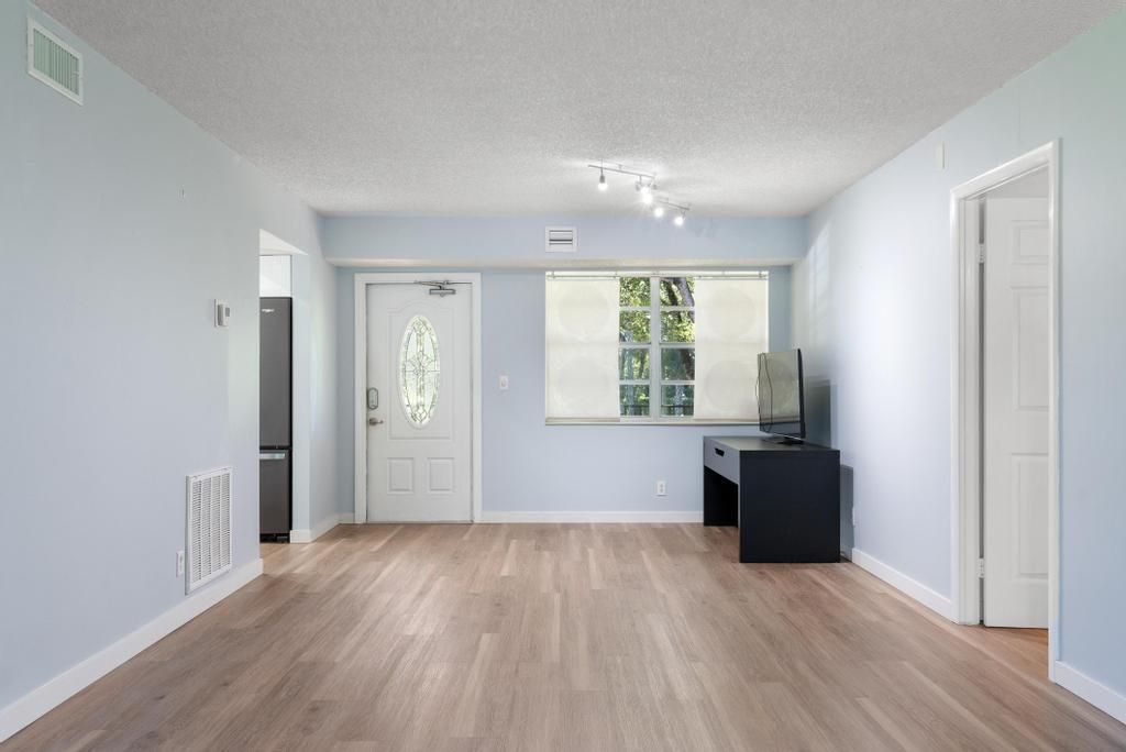 合同活跃: $1,750 (2 贝兹, 2 浴室, 913 平方英尺)