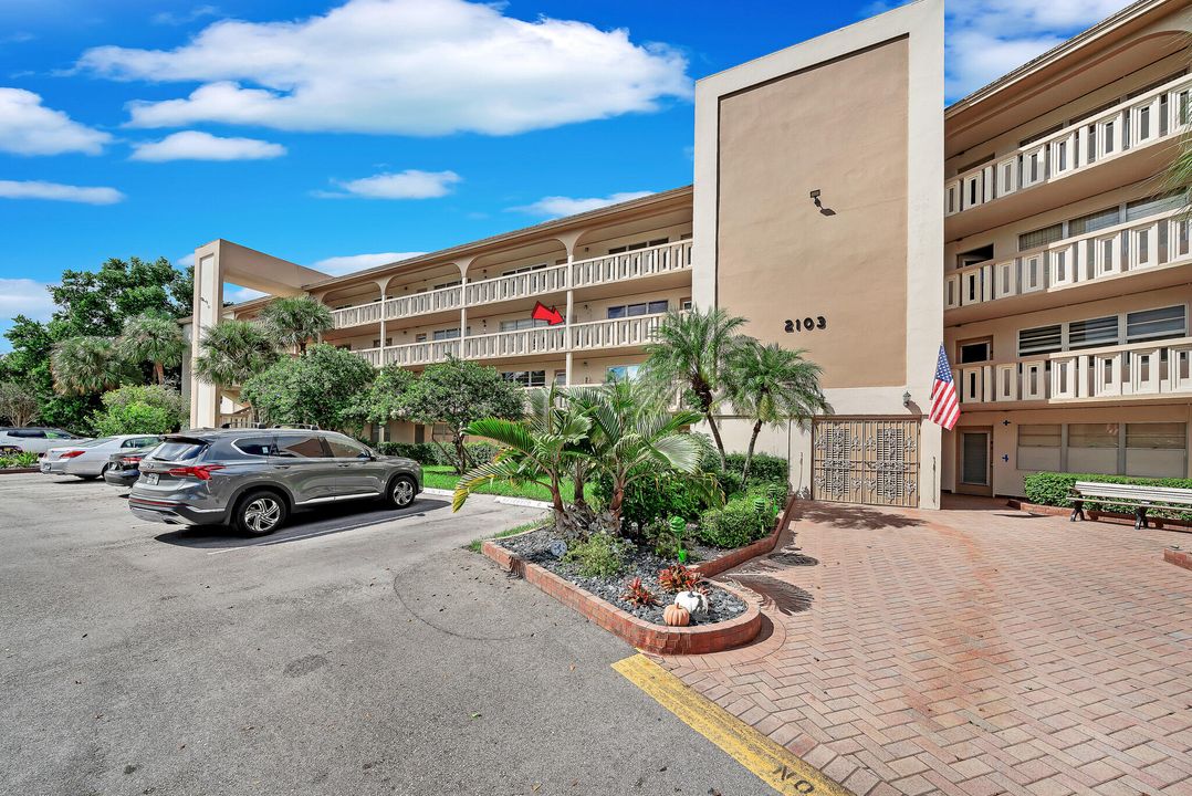 Под контрактом: $115,000 (1 спален, 1 ванн, 798 Квадратных фут)